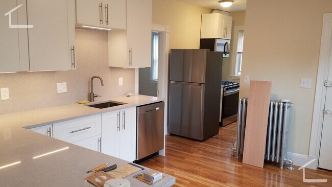 Foto del edificio - Large, newly renovated 3 bed near the Green Line and Commuter Rail!