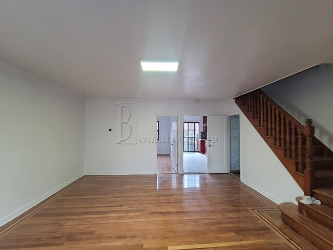 Foto del edificio - == FULL HOUSE == 5BR/1.5BA == BACKYARD == ...