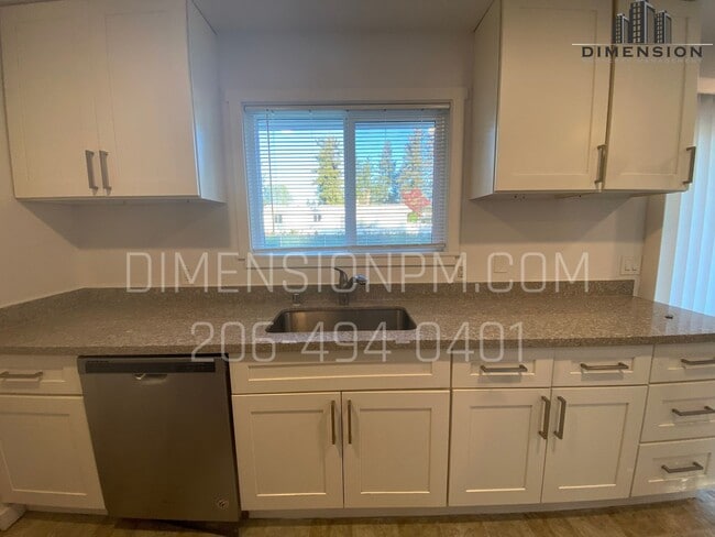 Building Photo - Ready to Move in Refreshed Ramber!