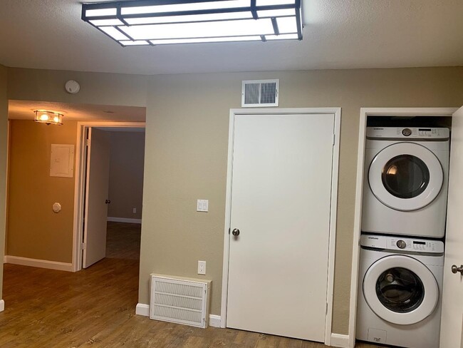 Building Photo - 5412 Makati Cir