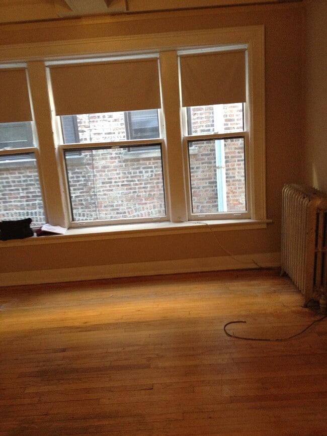 Living room/Hardwood Floors - 5457 S Cornell Ave
