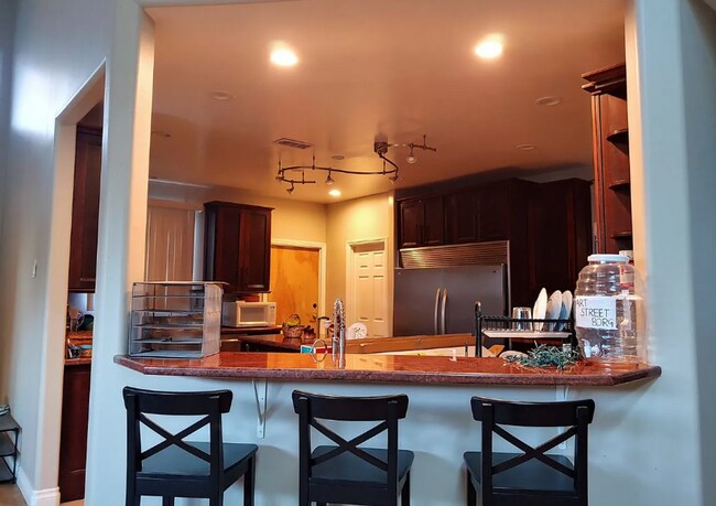 Foto del edificio - Large house on Art st!