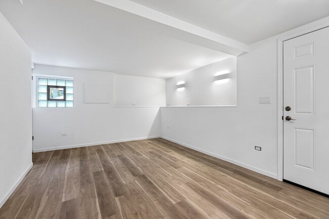 Building Photo - 4701 W Berteau Ave