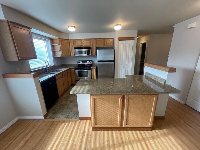 Building Photo - Extremely Spacious 3 Bedroom Condo for Ren...