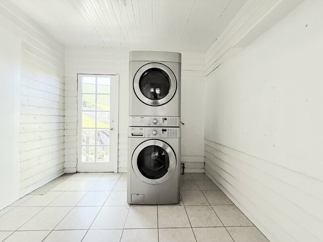 Foto del edificio - 1661 W 36th Pl