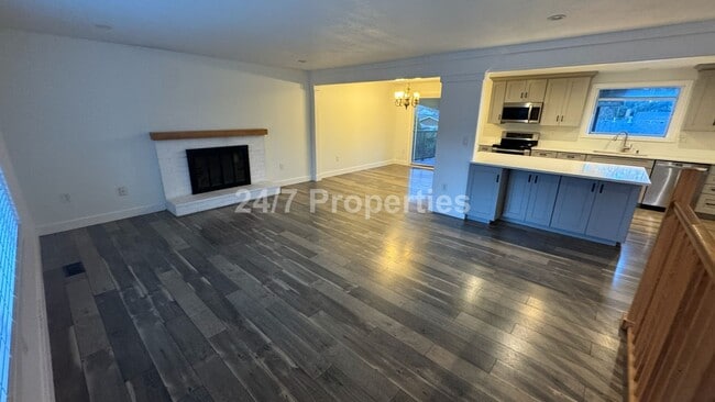 Building Photo - Spacious 4 Bedroom Home in Oregon City! - RV/Boat/Trailer Parking