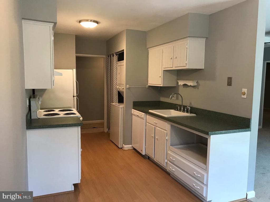 200 Campbell Cir Unit E24, Downingtown, PA 19335 Room for Rent in