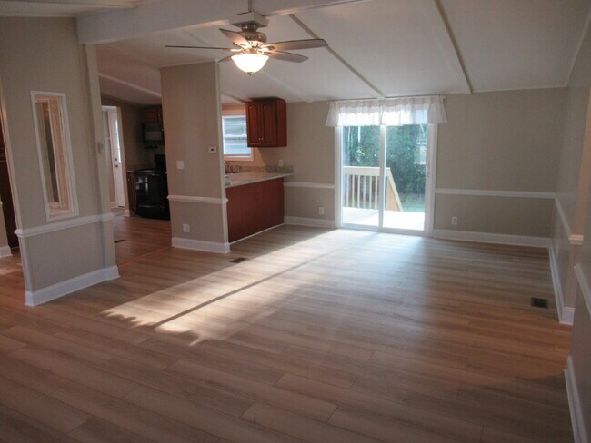 Building Photo - Move-In Ready 3-Bedroom Home in North Lincoln School District!