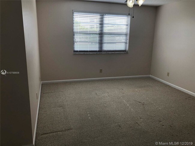 Building Photo - 4940 E Sabal Palm Blvd