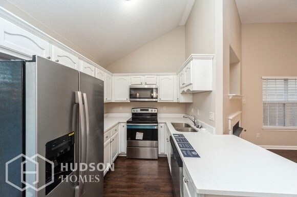 Building Photo - Get $500 OFF 1st FULL MONTH”S RENT! 2734 V...