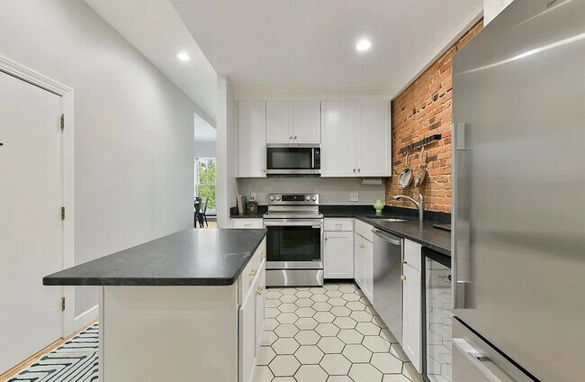 Foto del edificio - Elegant & Spacious Unit for Rent