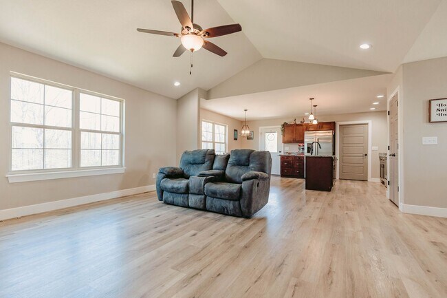 Building Photo - Spacious 5 Bedroom, 3 Bathroom Ranch-Style...