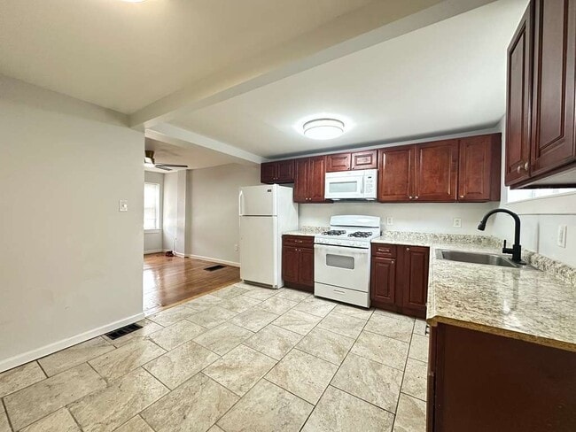 Building Photo - 5731 Reedland St
