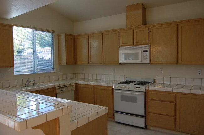 Building Photo - 3 bed, 2 bath, 2 car garage in Roseville