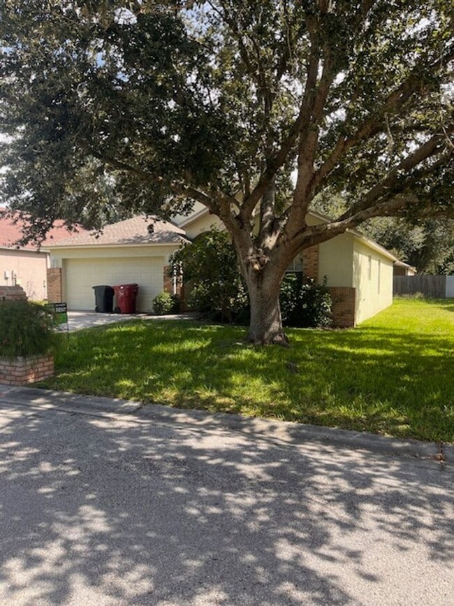 Building Photo - 3 Bedroom 2 Bath