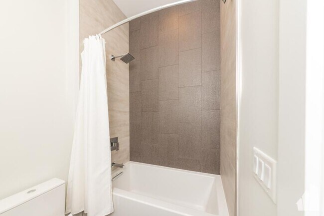 Foto del edificio - 3 bedroom in Chicago IL 60642