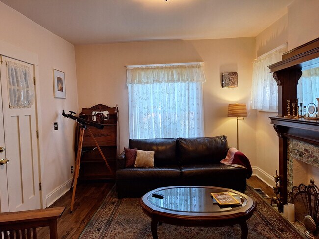 Habitación frontal orientada al este. - 4420 Troost Ave