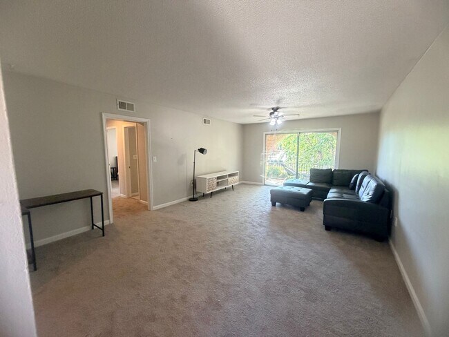 Foto del edificio - 5516 Lakeshore Dr