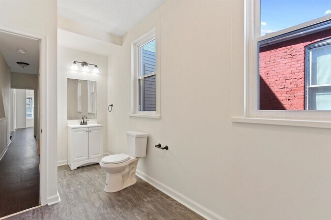 Foto del edificio - Coming Soon 4-Bedrooms 1.5 Bath Home - Yor...