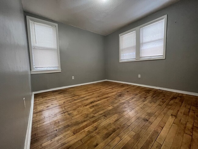 Foto del edificio - 2356 N Thomas Ave