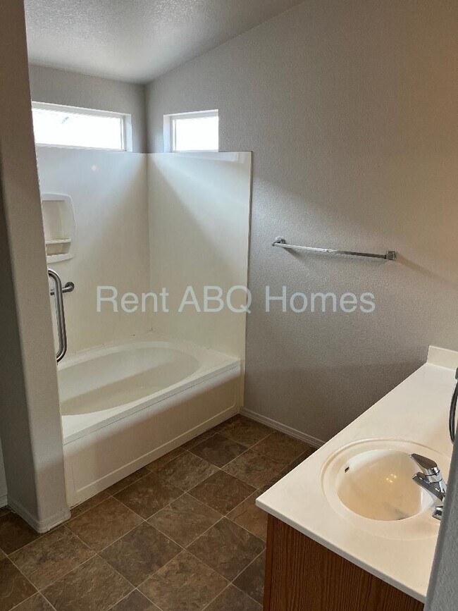 Foto del edificio - 3 Bed, 2 Bath Family Home in SW Albuquerque