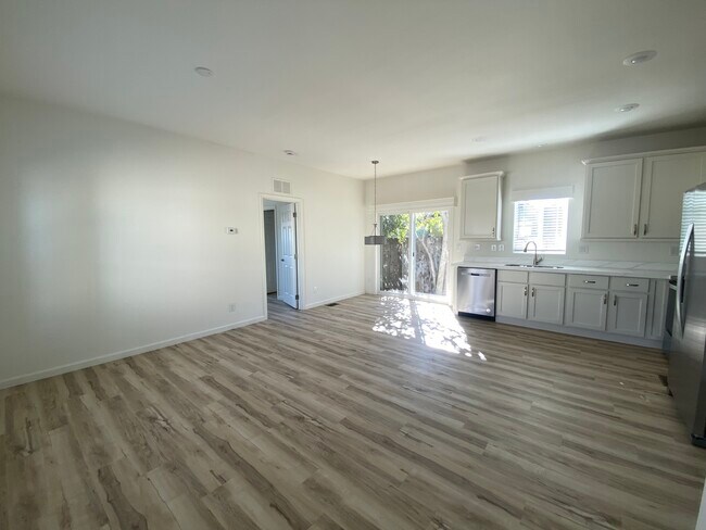 Building Photo - 430 Yosemite Dr
