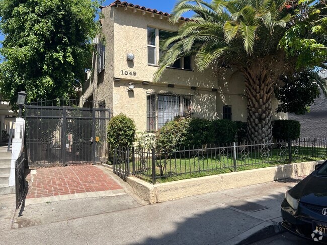Building Photo - 1049 N Stanley Ave
