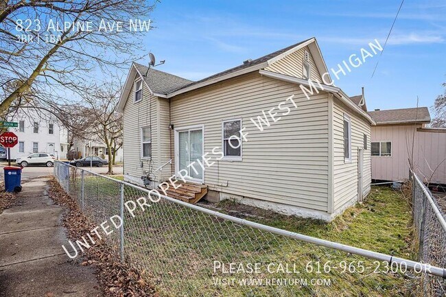 Building Photo - Available Now | Charming 3 Bed, 1 Bath Hom...