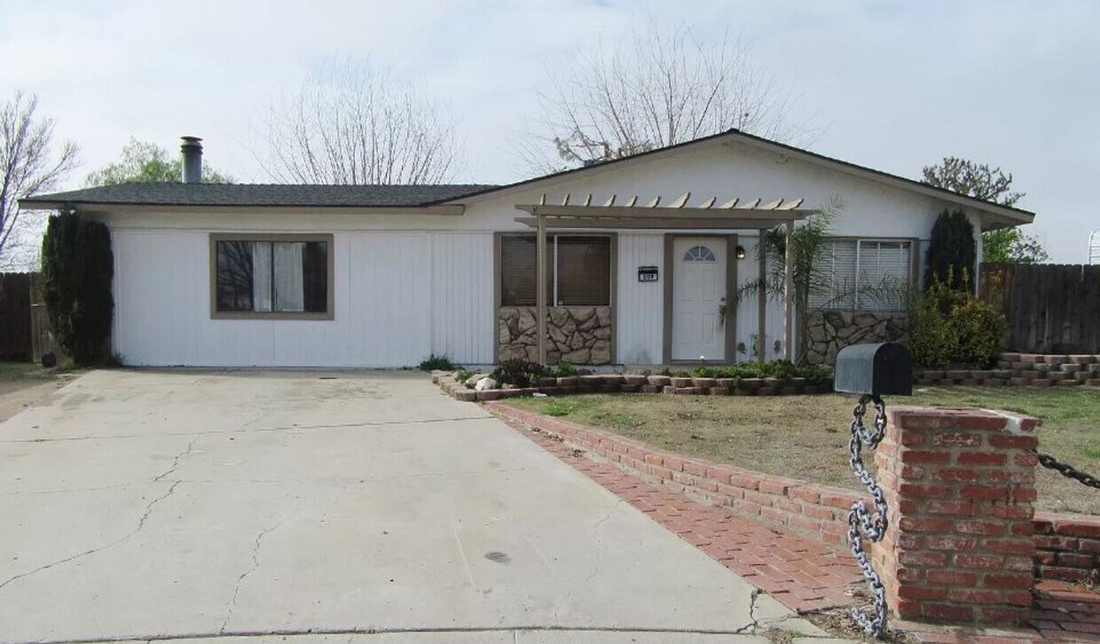 Primary Photo - Single family home located in Oildale!
