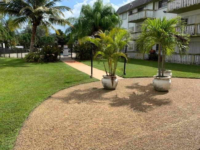 Building Photo - 15225 NE 6th Ave