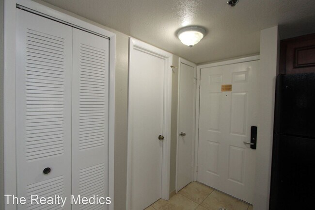 Building Photo - 6324 Parc Corniche Dr