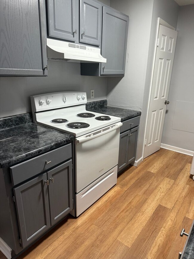 Building Photo - UPDATED 3 bedroom