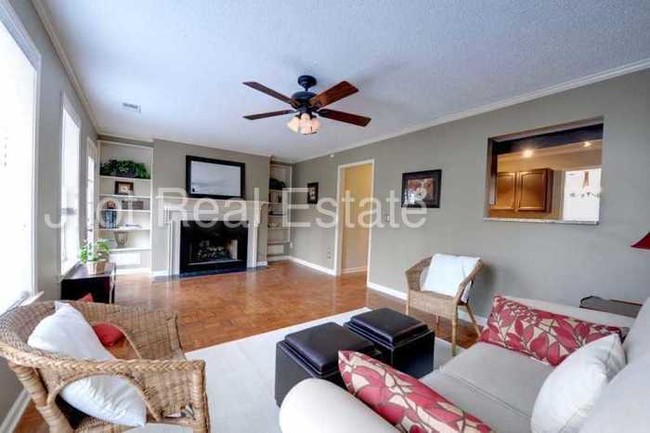 Foto del edificio - 1104 Woodbridge Hollow NE