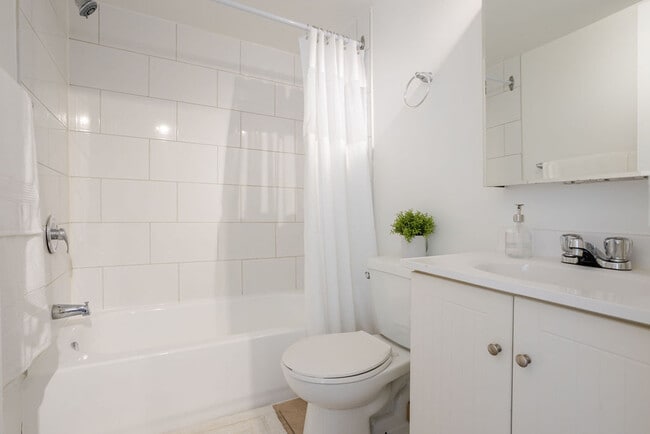 Building Photo - La Tour Penfield