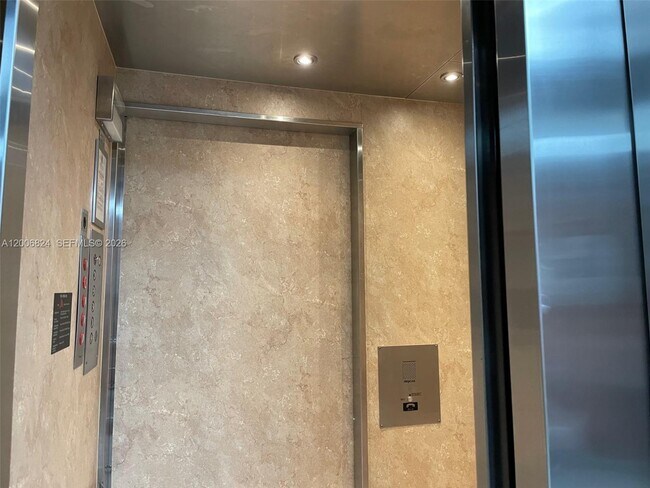 Foto del edificio - 2600 NE 135th St