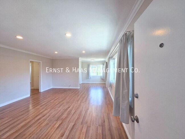 Foto del edificio - 3041 E 3rd St