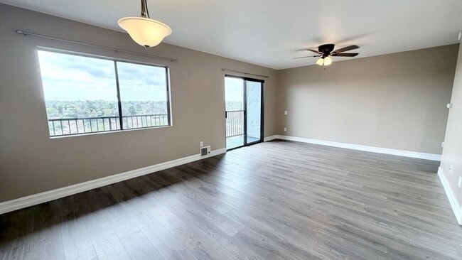 Foto del edificio - Bright 2BR Bay Park Townhome with Covered Parking & Canyon View Balcony