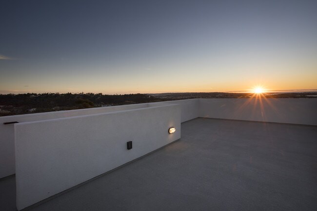 Foto del edificio - Must See 4 BR Townhome Blocks to USD with ...
