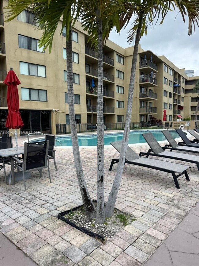 Foto del edificio - 301 Golden Isles Dr