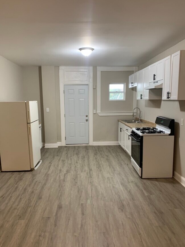 Building Photo - Large 2 Bed West Baltimore