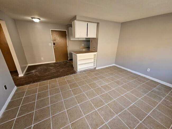 Foto del edificio - 1885 N Taylor Rd