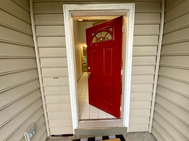 Building Photo - Large 2 Bedroom. 1.5 Bath Townhouse with G...