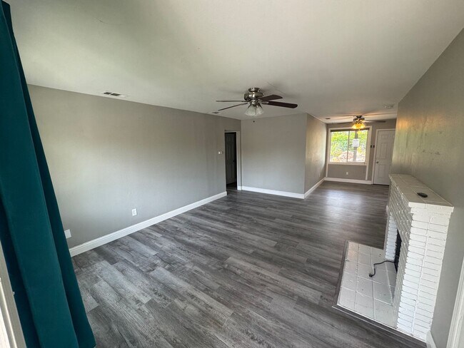 Foto del edificio - 3 Bedroom | 1 Bathroom | Home in Sacramento