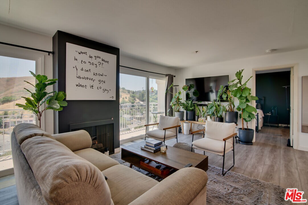 Foto principal - 4750 Templeton St