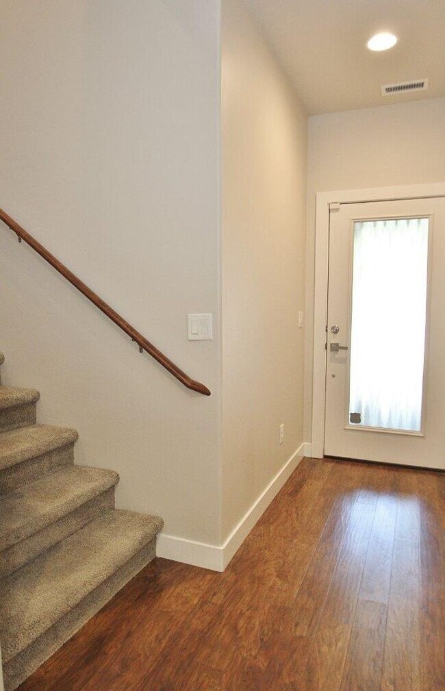 Foto del edificio - Immaculate Townhouse in Quiet Community