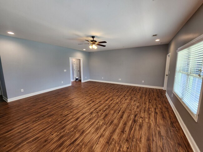 Building Photo - 15 Veterans Ct