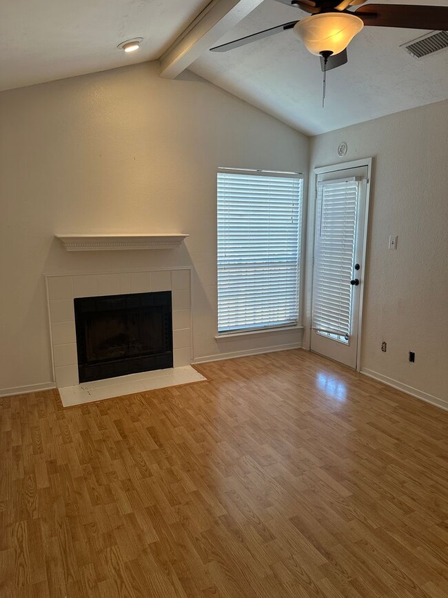 Building Photo - ONE BEDROOM, one bath! Condo by ACU!