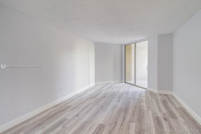 Foto del edificio - 5555 Collins Ave