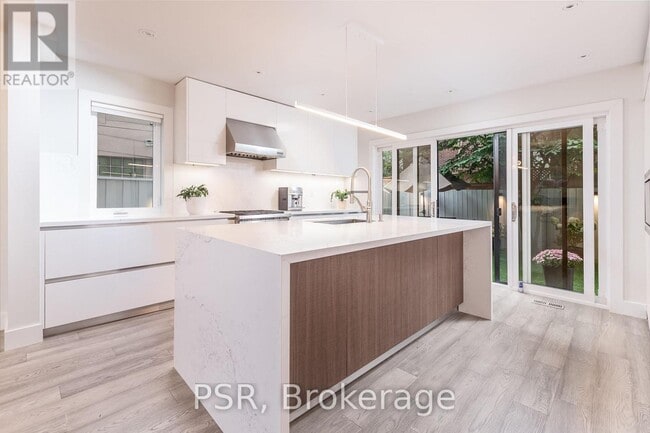 Building Photo - 10 Bishop St