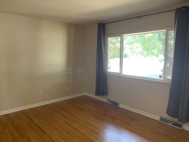 Building Photo - 4 bed/2 bath Home located in central Fort Collins off Drake